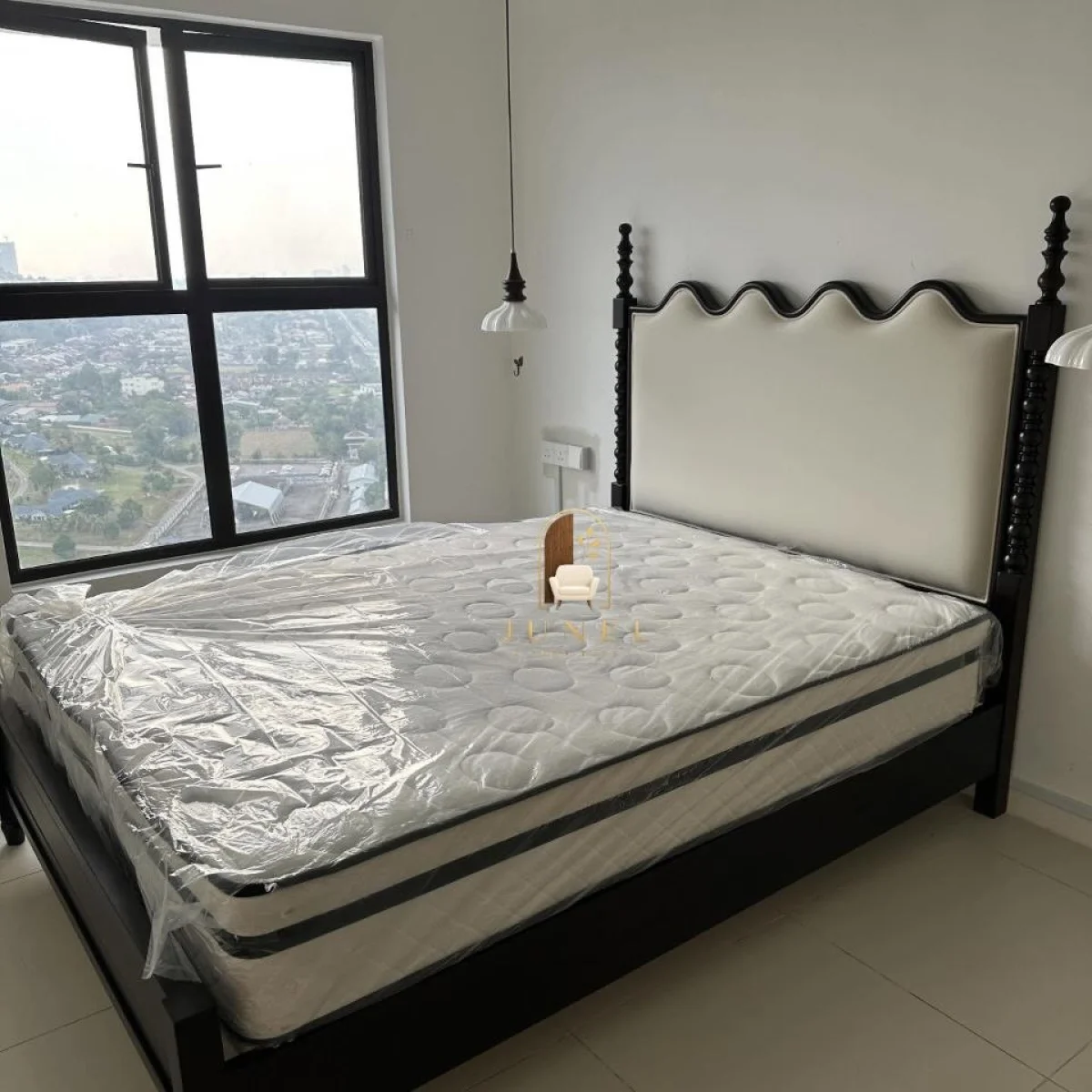 Noir Crest 5x6 Bed