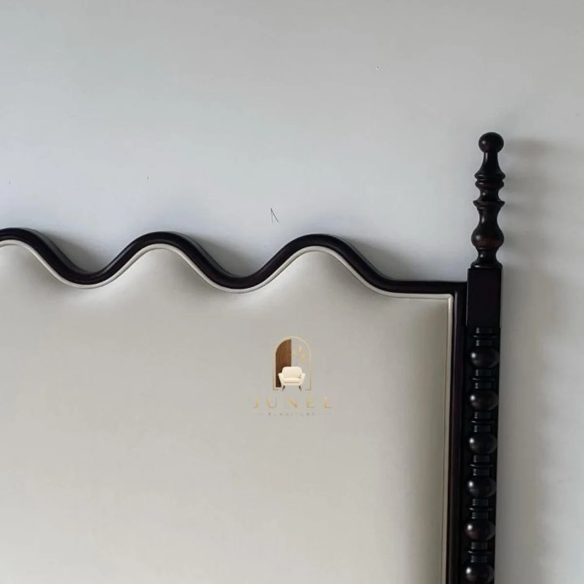 Noir Crest 5x6 Bed